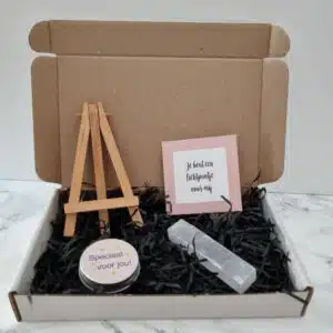 Een brievenbus cadeau gevuld met kleine cadeautjes