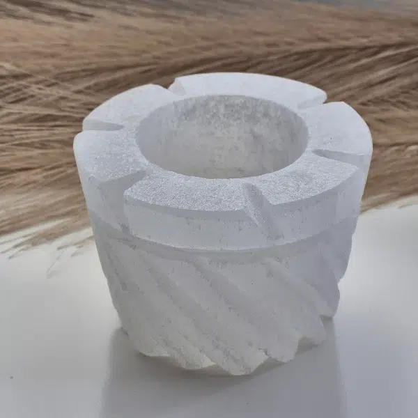 Brand een lichtje in deze mooi waxinelichthouder van seleniet.